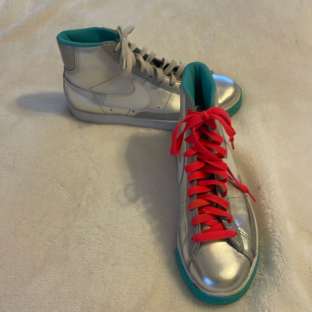 Nike Freeze Queen Hightop Tennis Shoes Womens Size 9